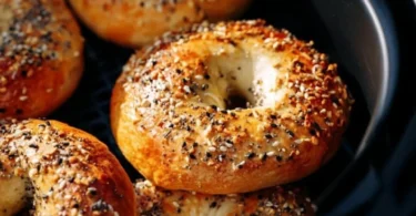 Heißluftfritteusen-Bagels in einer goldbraunen Kruste serviert