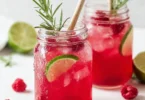 Erfrischende Himbeer-Limonade mit Rosmarin und Limette im Glas