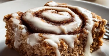 Protein Zimtschnecken Haferauflauf - gesunde Frühstücksidee mit hohem Proteingehalt.