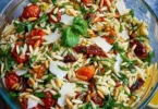 Italienischer Orzo-Salat mit frischem Gemüse und Kräutern
