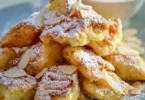 Fluffiger Kaiserschmarrn serviert mit Puderzucker und Rosinen