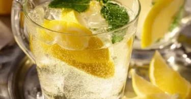 Ein Glas Kalte Ente, erfrischender Wein-Sekt-Mix auf einem Tisch serviert.