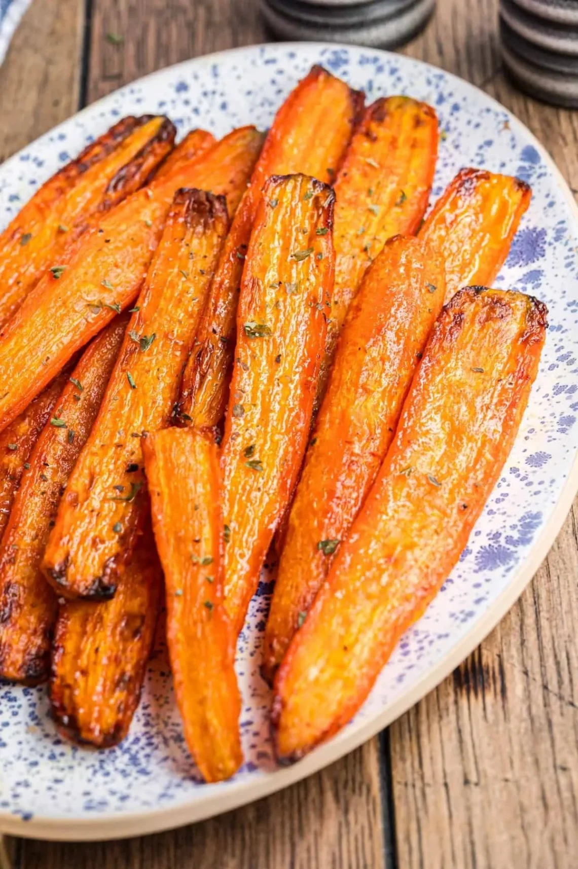 Leckere Karotten aus dem Airfryer zubereitet und präsentiert auf einem Teller.