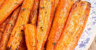 Leckere Karotten aus dem Airfryer zubereitet und präsentiert auf einem Teller.