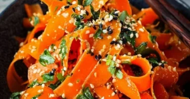 Karottensalat mit Ingwer-Sesam-Dressing auf einem Teller
