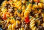 Käseburger-Auflauf mit Käse und aromatischen Zutaten