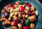 Schüssel mit köstlichem Kung-Pao-Hühnchen, serviert mit Erdnüssen und Gemüse