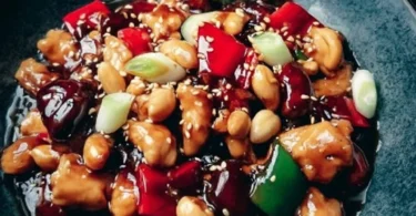 Schüssel mit köstlichem Kung-Pao-Hühnchen, serviert mit Erdnüssen und Gemüse