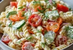 Leichter Nudelsalat mit Joghurt-Dressing auf einem Teller serviert