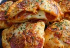 Luftfritteusen-Calzonen frisch zubereitet mit buntem Gemüse und Käsefüllung