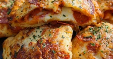 Luftfritteusen-Calzonen frisch zubereitet mit buntem Gemüse und Käsefüllung