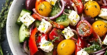 Leckerer mediterraner Salat perfekt für Grillabende mit Gemüse und Feta-Käse.