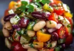 Mediterraner Bohnensalat mit frischen Zutaten und Kräutern