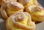 Frisch gebackene Puddingschnecken auf einem weißen Teller