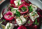 Rote Bete Salat mit Feta-Käse in einer Schüssel angerichtet