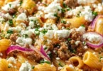 Nudel-Hackfleisch-Pfanne mit Feta als schnelles Gericht