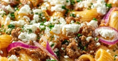 Nudel-Hackfleisch-Pfanne mit Feta als schnelles Gericht