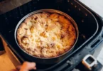 Schneller Apfelkuchen aus der Heißluftfritteuse mit Äpfeln und Zimt
