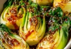 Schnell zubereiteter Pak Choi in nur 10 Minuten auf einem Teller.