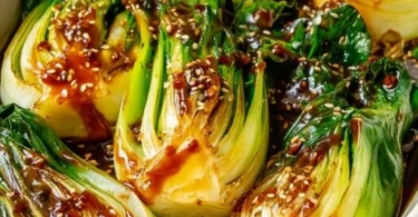 Schnell zubereiteter Pak Choi in nur 10 Minuten auf einem Teller.