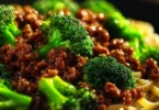 Teriyaki-Hackfleisch-Pfanne mit Gemüse und Reis serviert