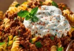 Türkische Pasta mit Hackfleisch und Joghurtsoße auf einem Teller serviert