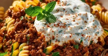 Türkische Pasta mit Hackfleisch und Joghurtsoße auf einem Teller serviert