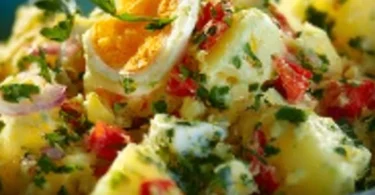 Türkischer Kartoffelsalat mit frischen Zutaten und Aromen.