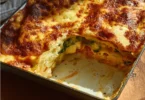 Vegetarische Mangold-Lasagne mit frischem Gemüse und köstlichem Käse überbacken
