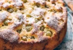 Versunkener Stachelbeerkuchen mit frischen Stachelbeeren und saftigem Teig